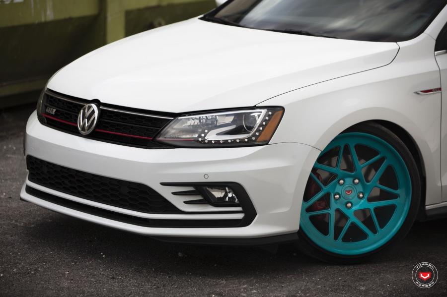 Детали экстерьера Volkswagen Jetta GLI on Vossen Wheels (LC-109T) 2018 года  (фото 17 из 23)
